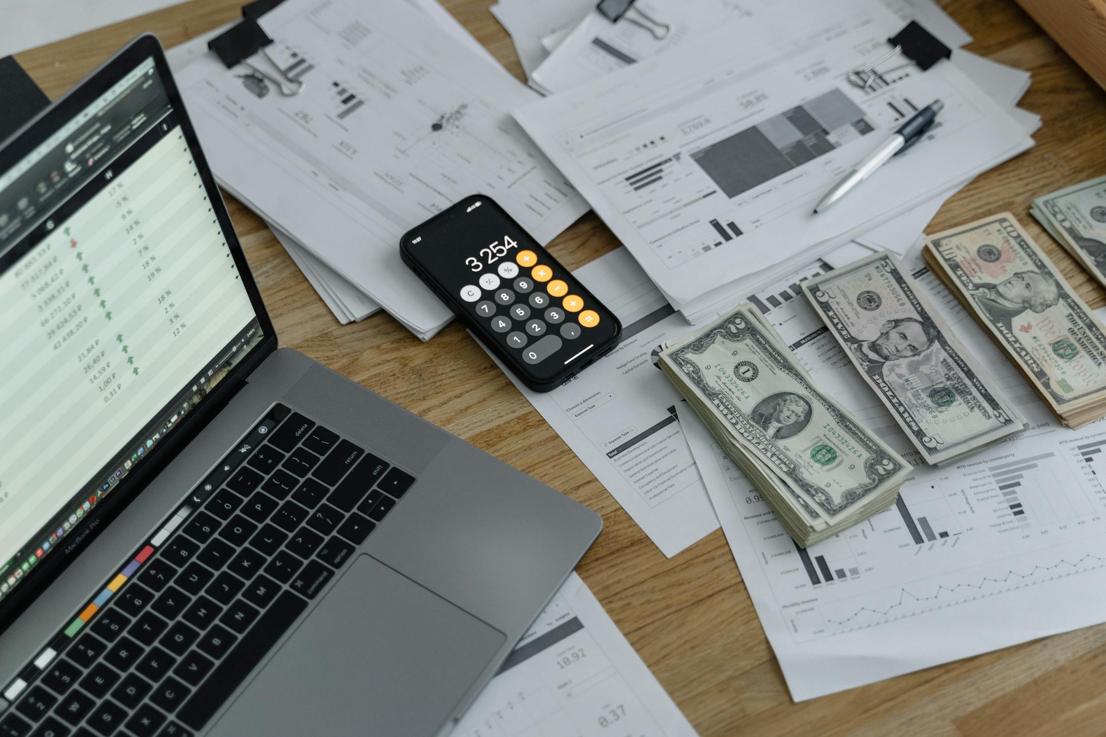 Person studiert Finanzunterlagen